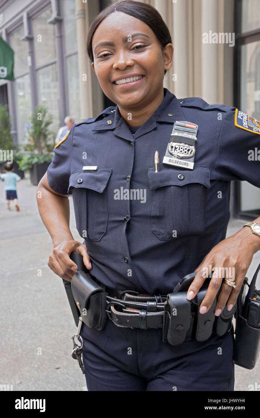 Porträt einer schönen New York City Polizistin bei einem Straßenfest am Astor Place in Greenwich Village, New York City. Stockfoto