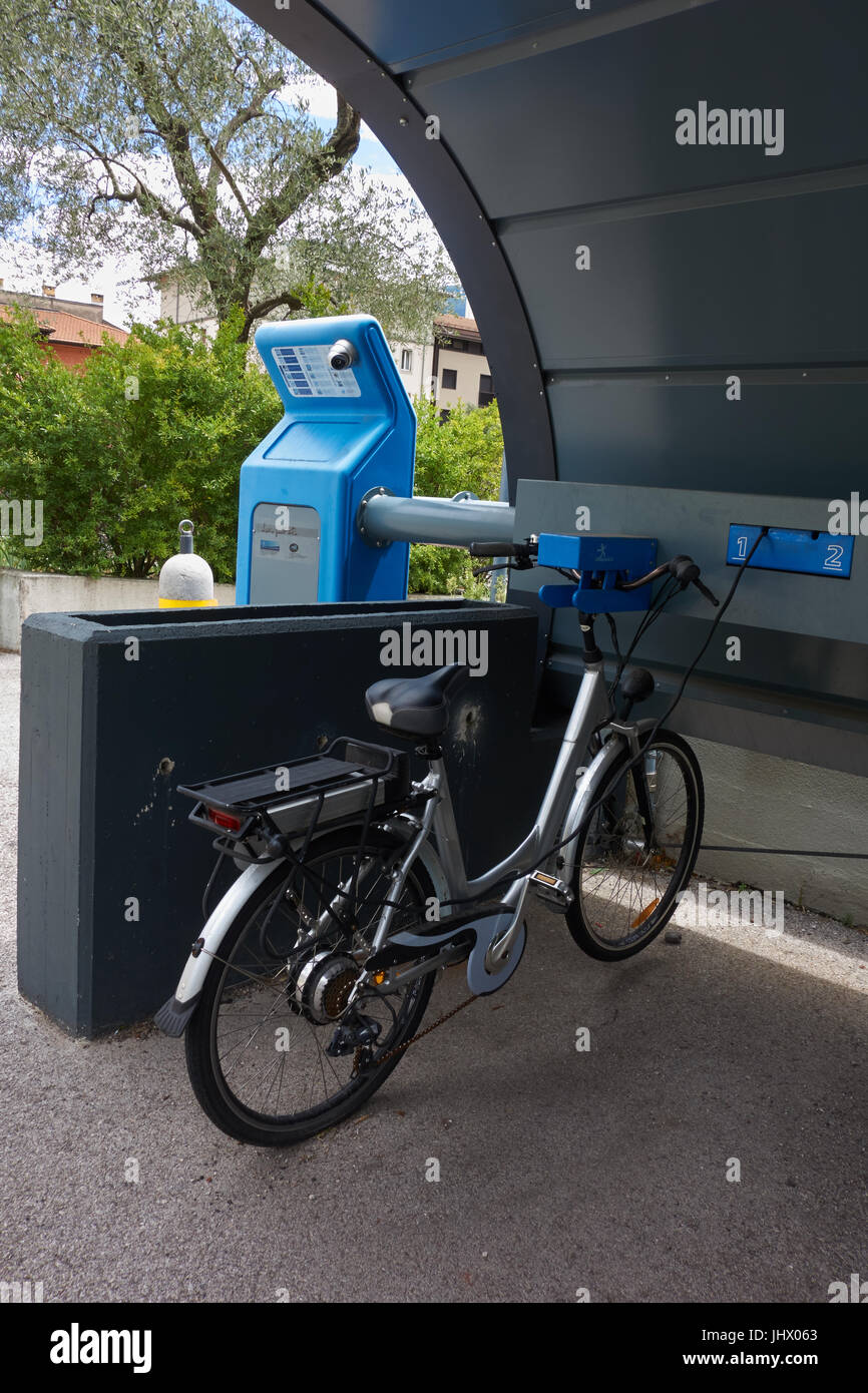 E-Bike Ladestation. Riva del Garda. Am Gardasee. Iraly Stockfoto