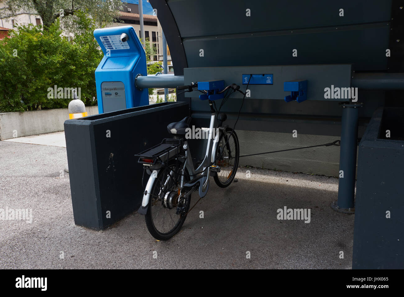 E-Bike Ladestation. Riva del Garda. Am Gardasee. Iraly Stockfoto