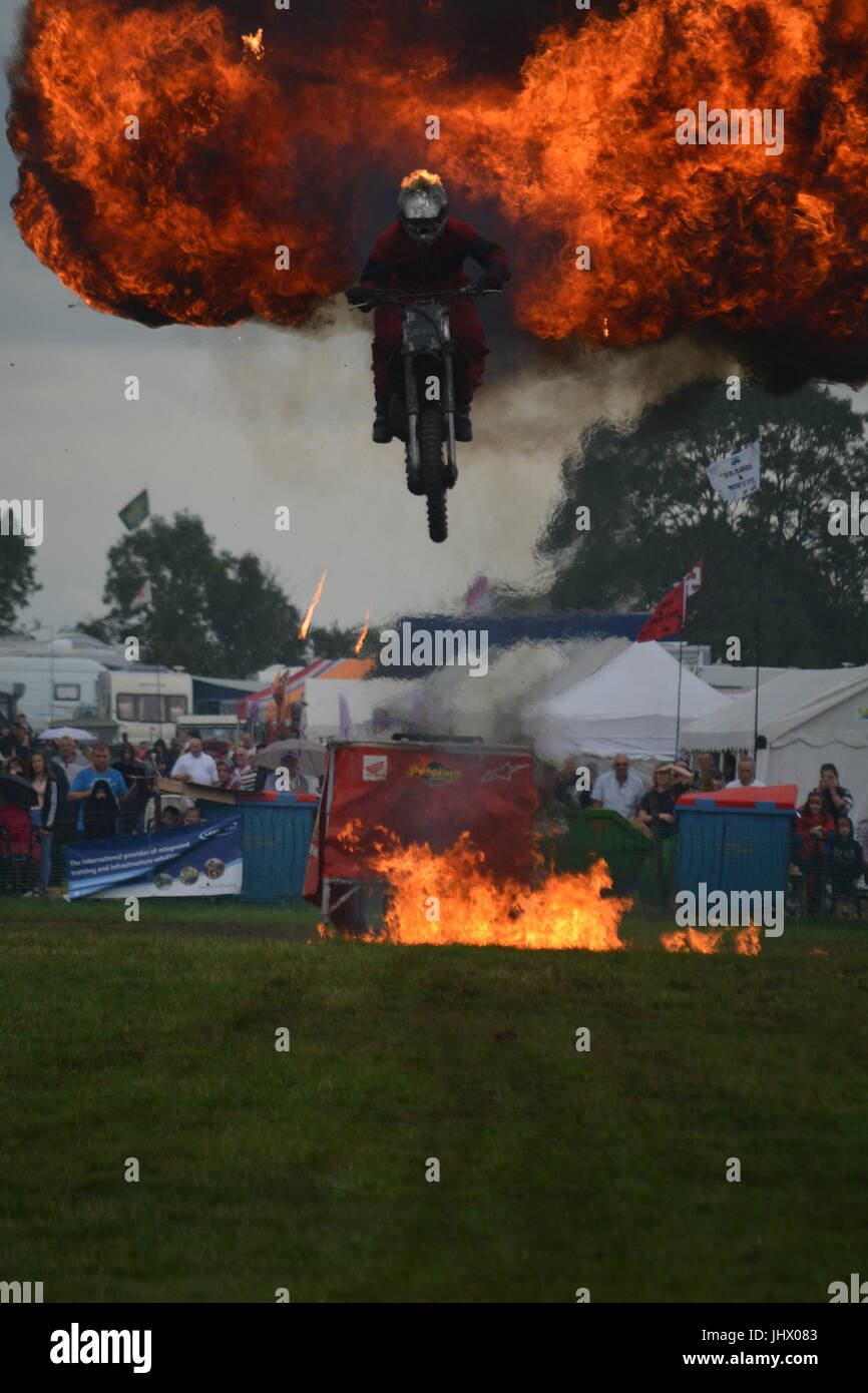 Motorrad-Stunt-Fahrer durch Explosion Flammen springen Stockfoto