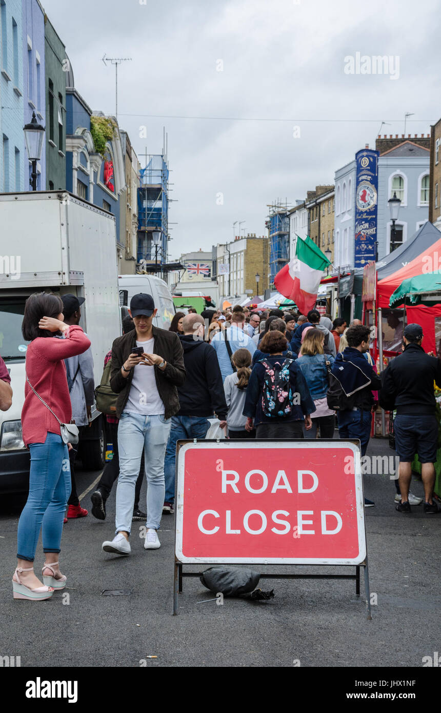 Eine geschäftige Szene auf der Portobello Road in Notting Hill, London. Stockfoto