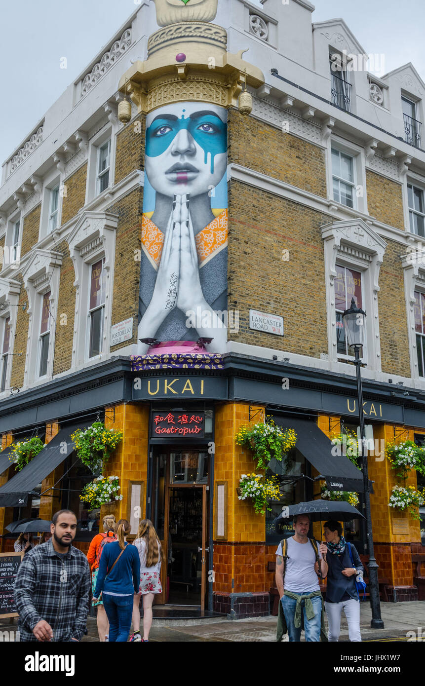 UKAI ist ein Gastro-Pub an der Ecke der Portobello Road und Lancaster Road in Notting Hill, London. Stockfoto