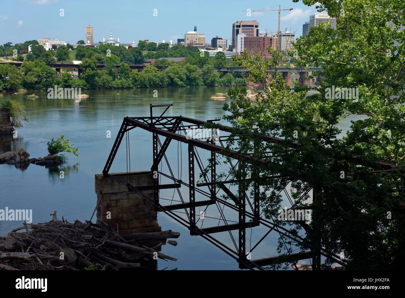 Blick auf den James River von einer verlassenen Brücke auf Belle Isle - Richmond, Virginia. Stockfoto