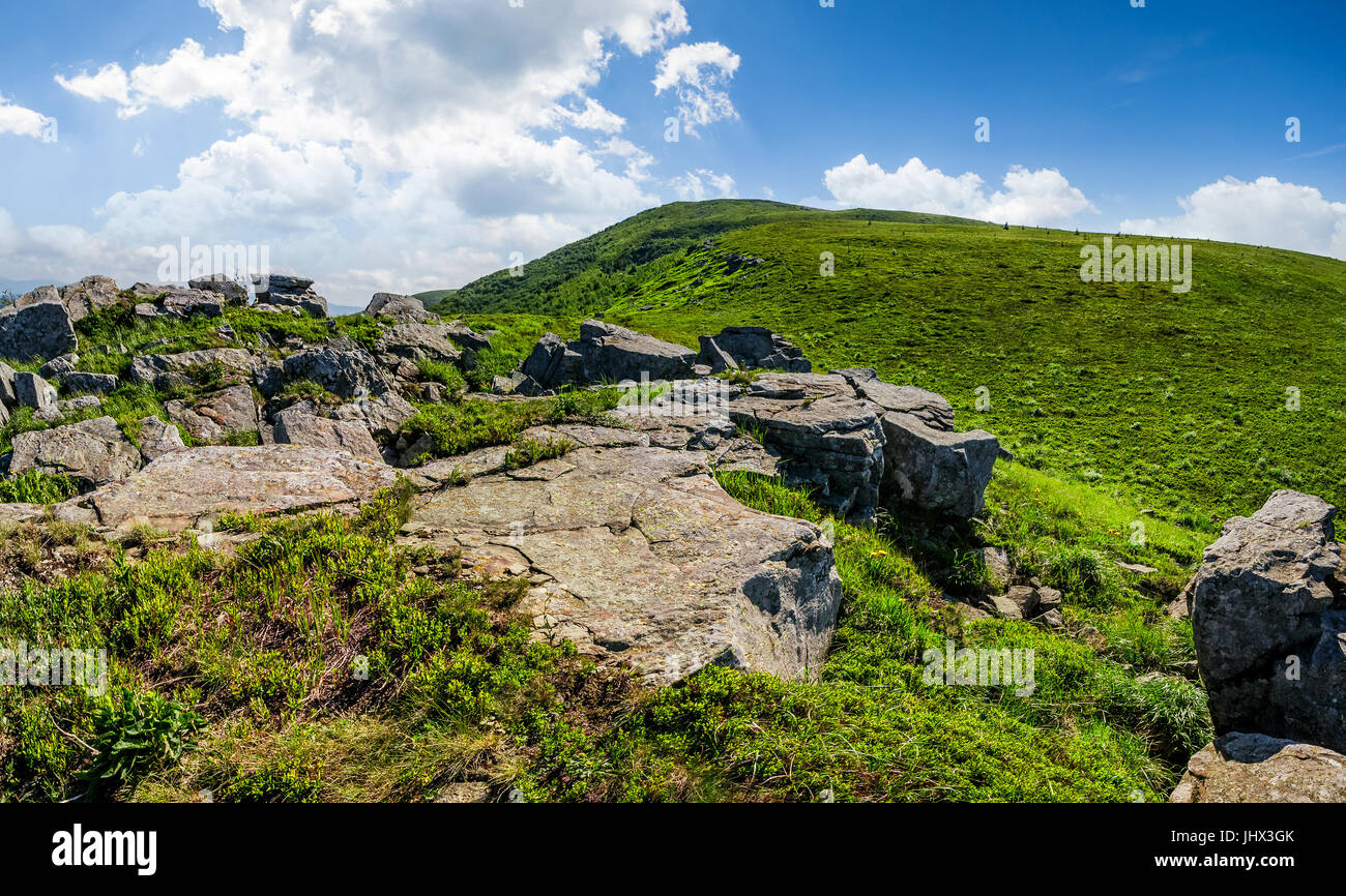 bewölkten blauen Himmel über den Bergen mit felsigen Hügel. traumhaft schöne Natur der Karpaten Stockfoto