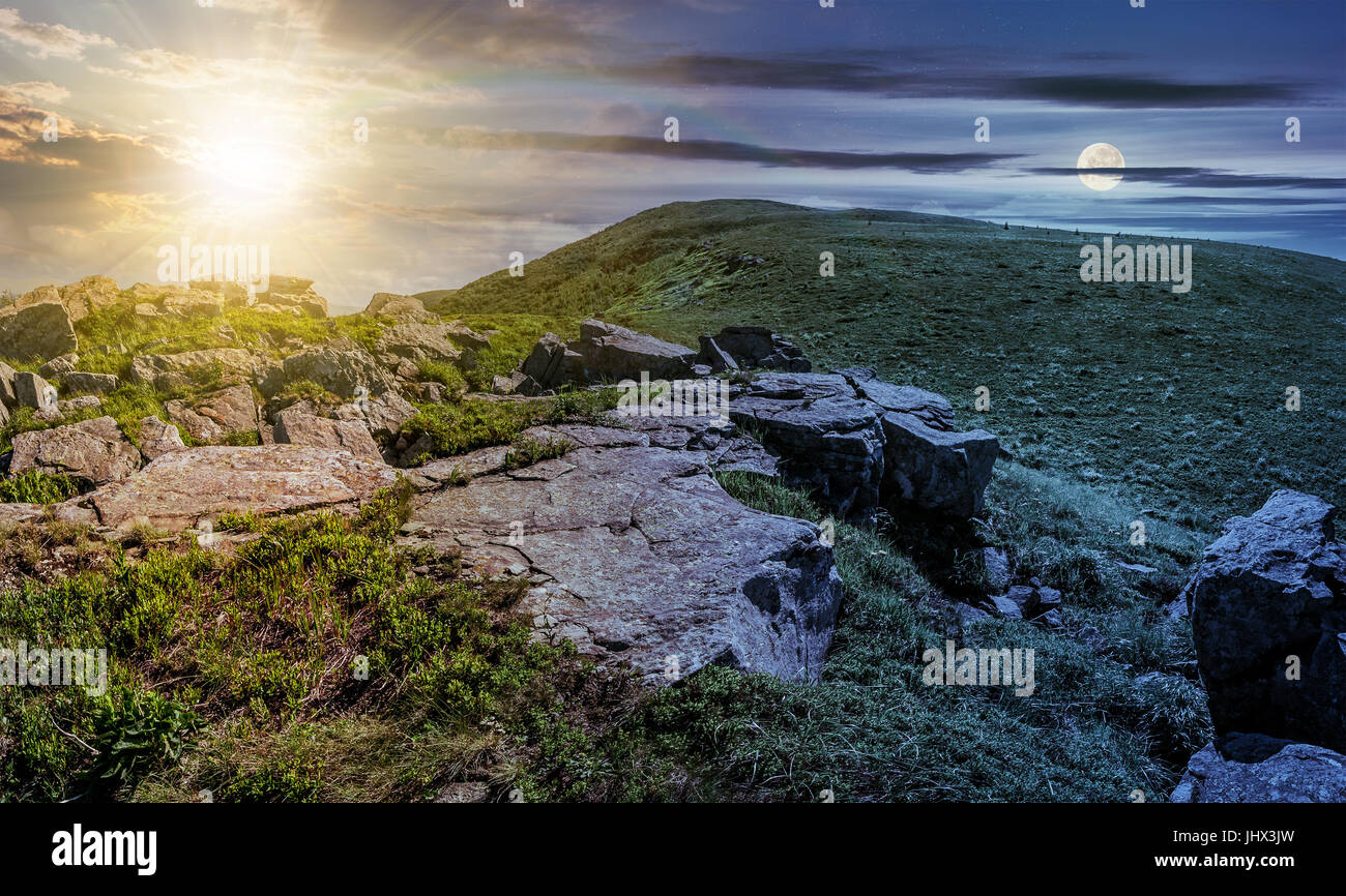 Tag und Nacht Zeit Änderung Konzept. riesige Felsbrocken am Rande der Hügel. schönem Wetter im Sommer Berglandschaft Stockfoto
