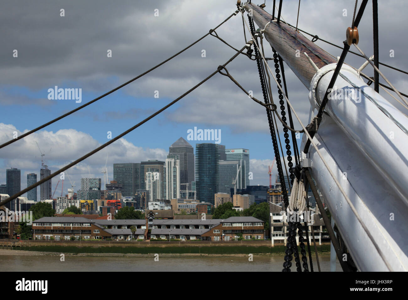 Docklands, London - 12. Juli 2017, Canary Wharf Gebäude gesehen von der Cutty Sark, Greenwich über die Themse Stockfoto