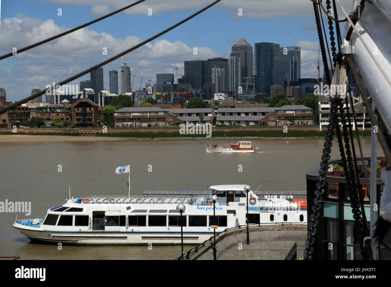 Docklands, London - 12. Juli 2017, Canary Wharf Gebäude gesehen von der Cutty Sark, Greenwich über die Themse Stockfoto