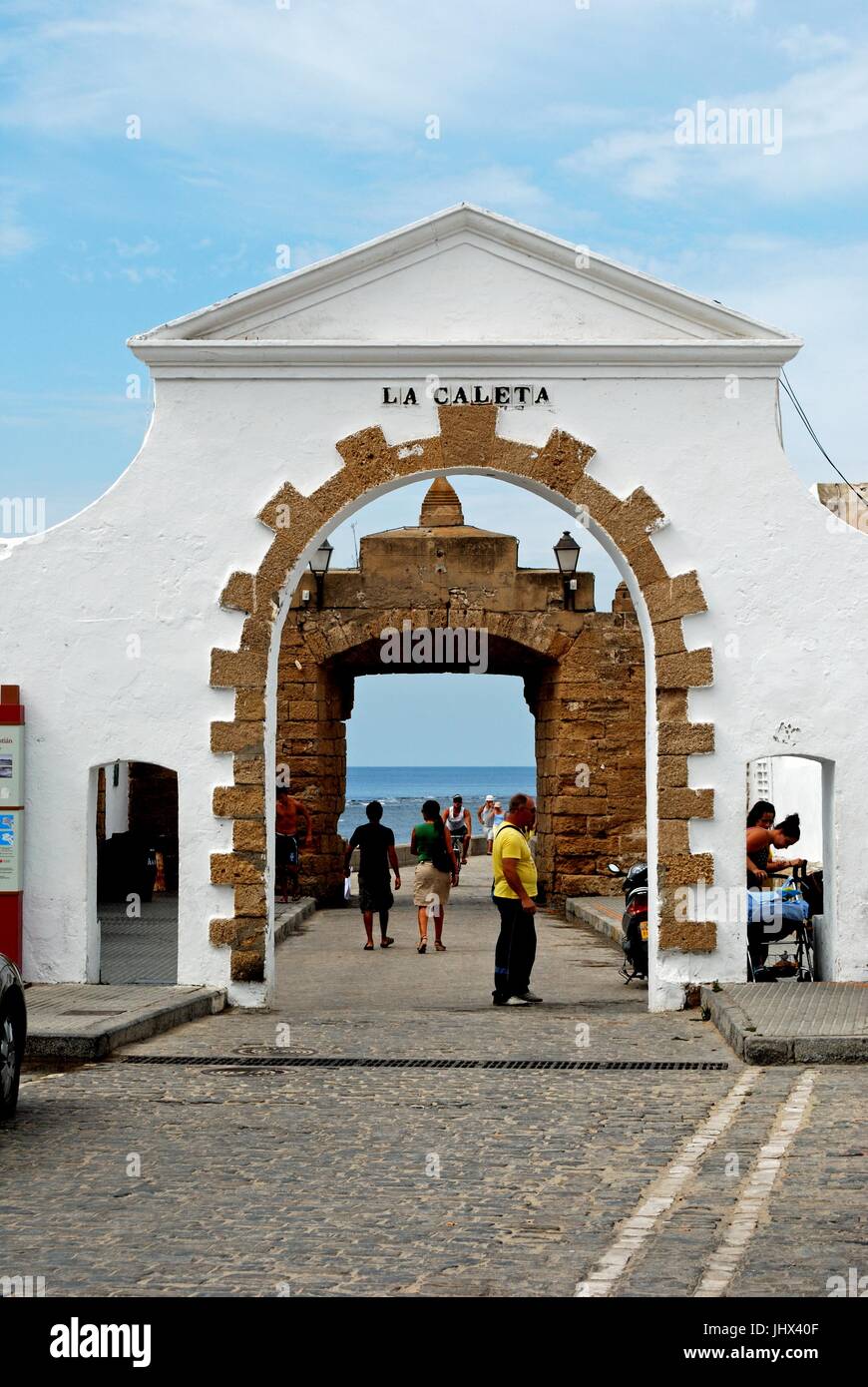 Eingangsbogen, zum La Caleta Strand mit dem Meer auf der Rückseite, Cadiz, Provinz Cadiz, Andalusien, Spanien, Westeuropa führt. Stockfoto