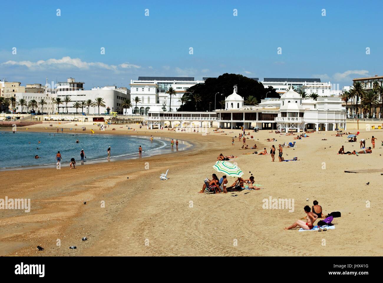 Touristen auf La Caleta Strand, Cadiz, Provinz Cadiz, Andalusien, Spanien, Westeuropa entspannend. Stockfoto