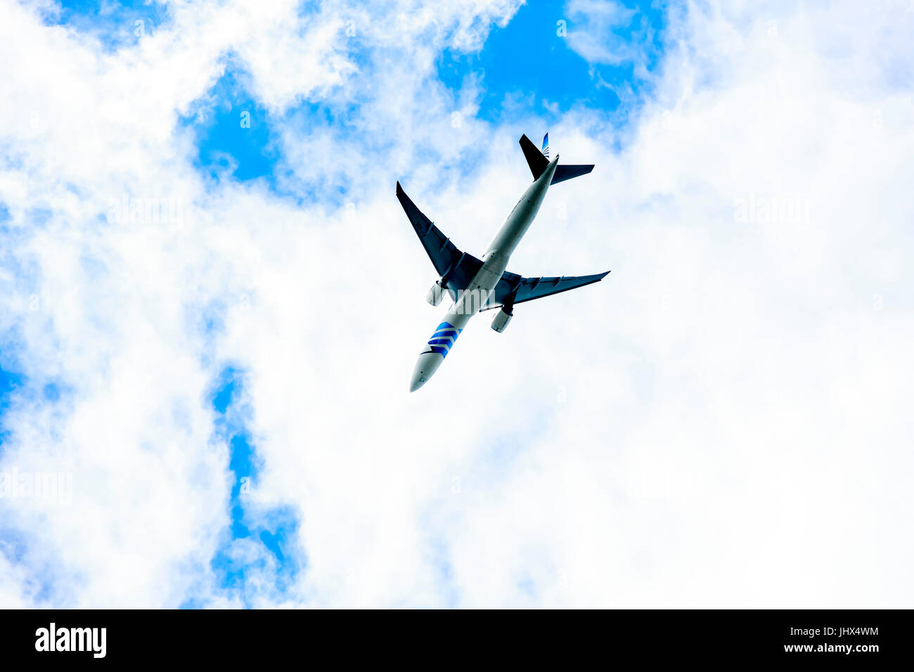 Ein Egypt Air, ägyptische Flugzeug Jet Flugzeug vorbei über Kopf in ein bewölkter Himmel mit Kondensstreifen. Stockfoto