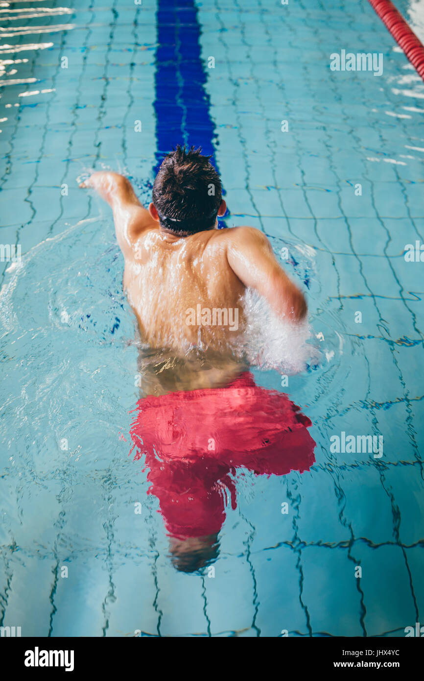 Tetraplegiker Schwimmer im Wasser. Er nutzt die vorderen Crawl-Technik in der Pool-Spur. Stockfoto