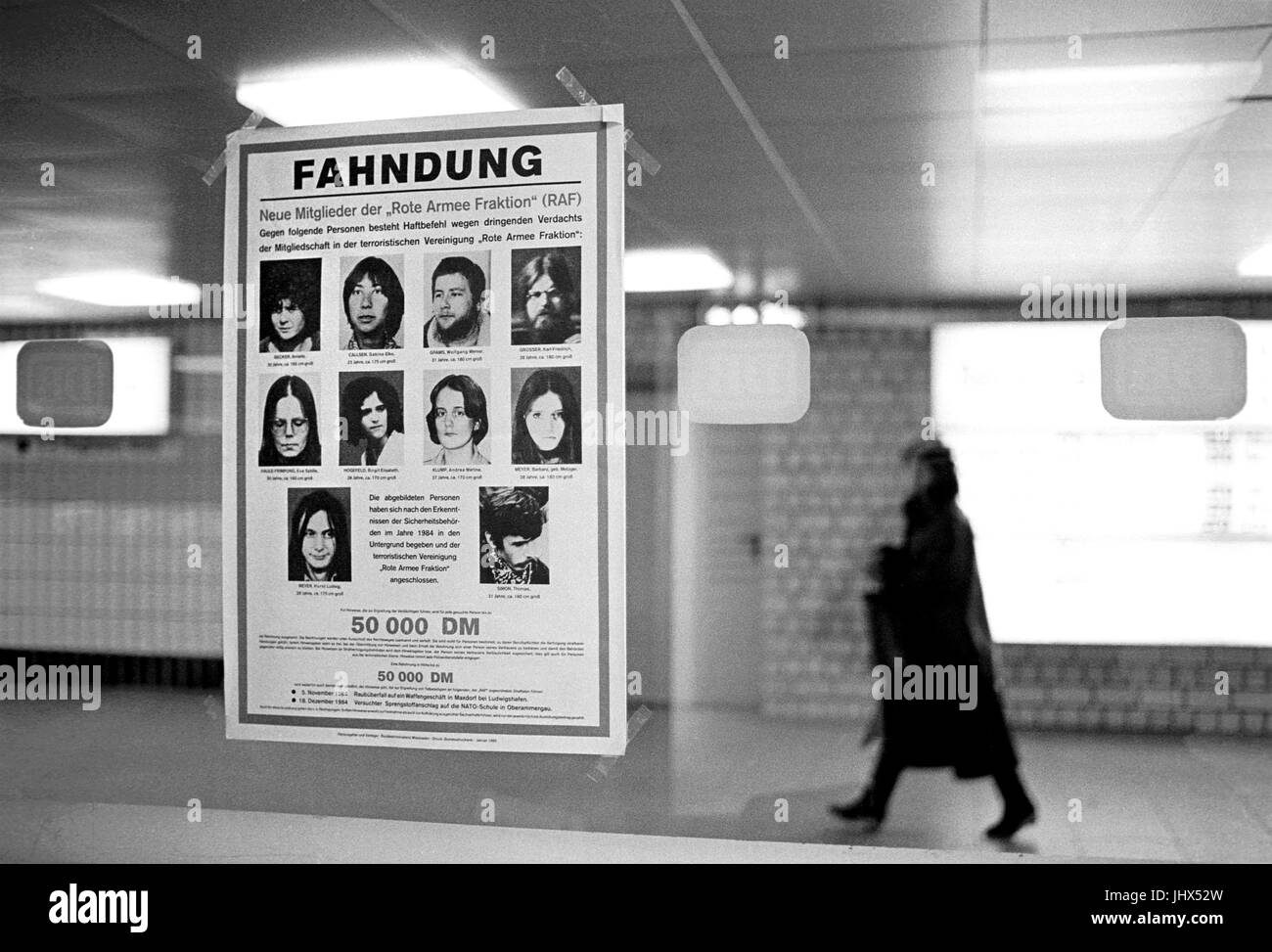 Deutschland, Plakat für die Erfassung der Baader-Meinhof Terrorgruppe in Düsseldorf Hauptbahnhof (Februar 1985) Stockfoto