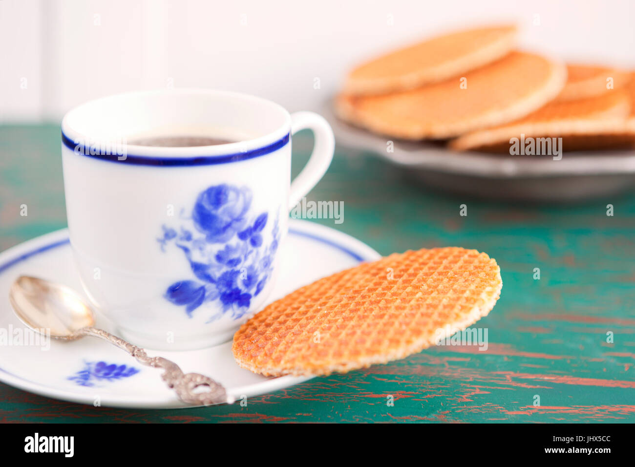 Tasse Kaffee mit einem holländischen Stroopwafel Cookie oder Karamell Waffeln. Stockfoto