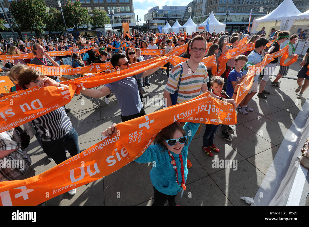 Teilnehmer des 36. Deutschen Evangelischen Kirchentag Form in einen Flashmob der längste Schal der Welt. "Sehen Sie mich" ist das Motto des Kirchentags auf der orange Schal geschrieben. Berlin, Freitag 26.05.2017 Stockfoto