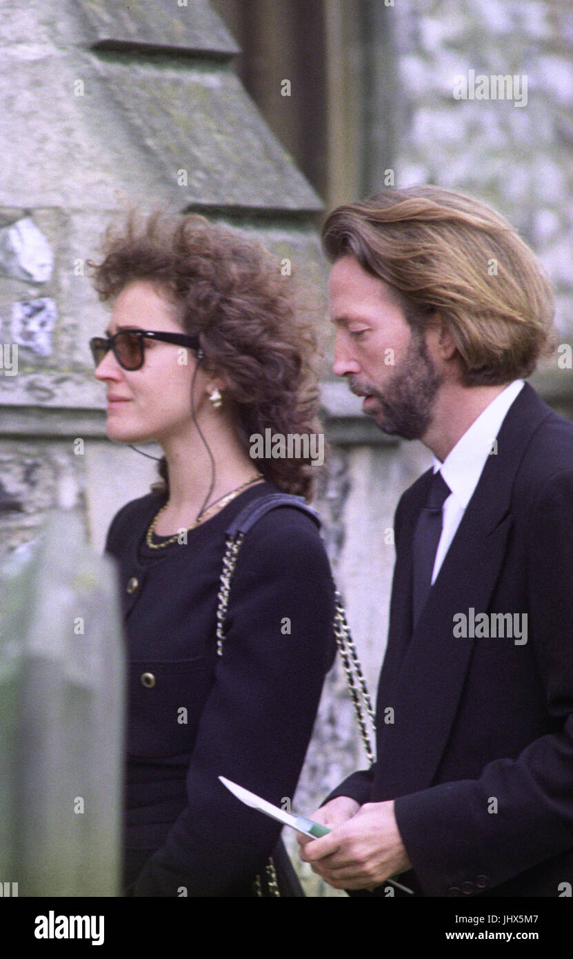 Rock-Legende Eric Clapton mit der Schauspielerin Lory Del Santo bei der Beerdigung in der Kirche St. Maria Magdalena, Ripley, Surrey, für ihren Sohn Conor (Wer war im Alter von vier), die vor acht Tagen starb, als er von einem Wolkenkratzer in New York fiel. Stockfoto