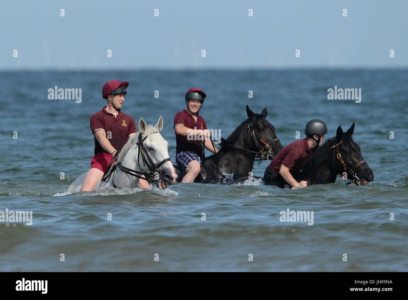 Truppen aus dem Haushalt Kavallerie montiert Regiment trainieren ihre Pferde im Meer, nehmen sie Teil an der jährlichen Regimental Ausbildung am Holkham Beach in Norfolk. Stockfoto