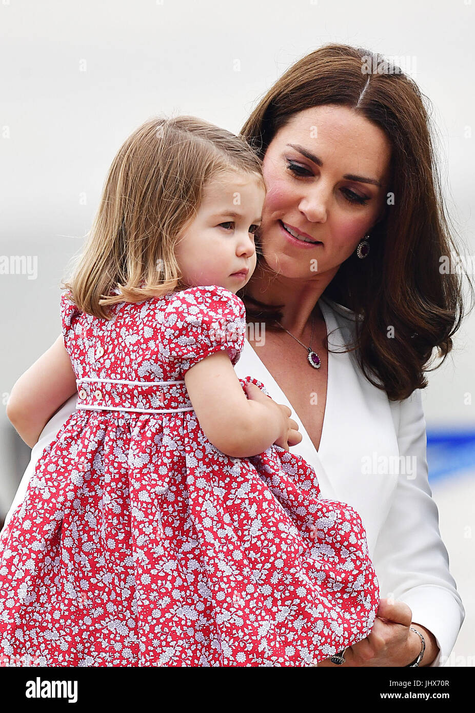 Die Herzogin von Cambridge am Warschauer Chopin-Flughafen mit Prinzessin Charlotte zu Beginn ihrer fünftägigen Tour von Polen und Deutschland. Stockfoto