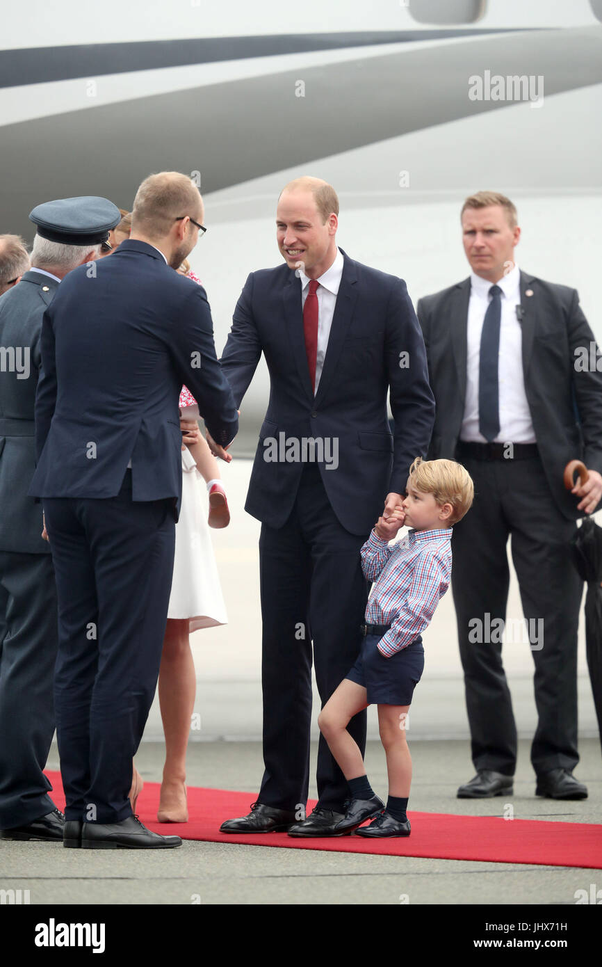 Prince George küsst an der Hand seines Vaters, Herzog von Cambridge, als er am Warschauer Chopin-Flughafen mit der Herzogin von Cambridge und Prinzessin Charlotte für den Start ihrer fünftägigen Tour von Polen und Deutschland ankommt. Stockfoto