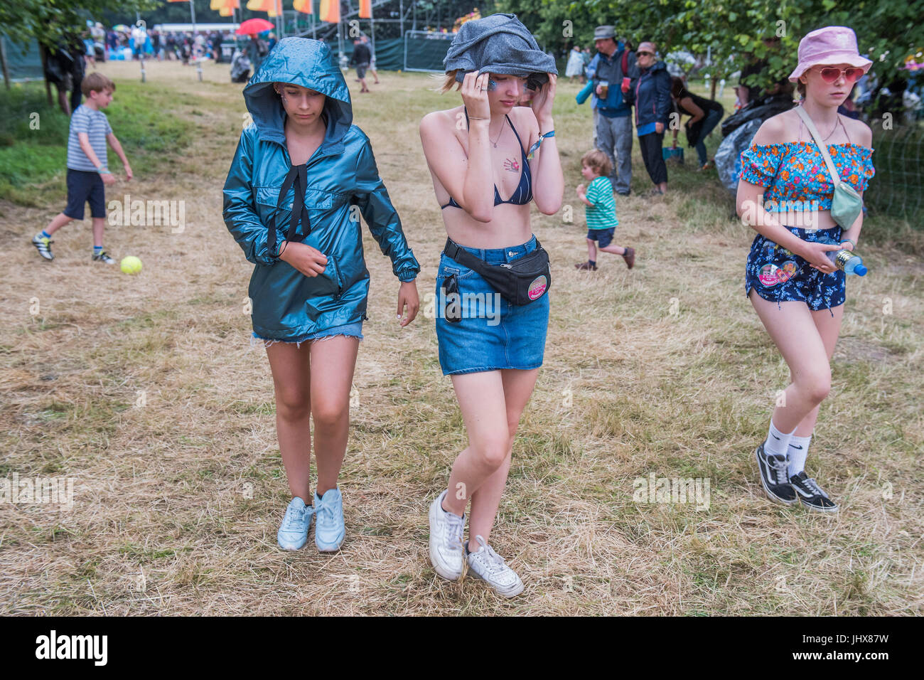 Latitude Festival, UK 16. Juli 2017 hat plötzlichen Regenguss Menschen greifen jede Form der Abdeckung können sie - 2017 Latitude Festival, Henham Park. Suffolk-16. Juli 2017-Credit: Guy Bell/Alamy Live-Nachrichten Stockfoto