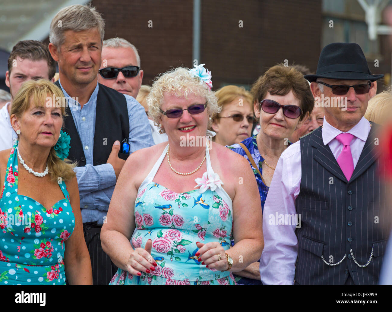 Poole ist Vintage, Poole, Dorset, Großbritannien. 16. Juli 2017. Poole geht Oldtimer Veranstaltung findet auf dem Kai - Besucher kleiden sich in Vintage-Kleidung. Bildnachweis: Carolyn Jenkins/Alamy Live-Nachrichten Stockfoto