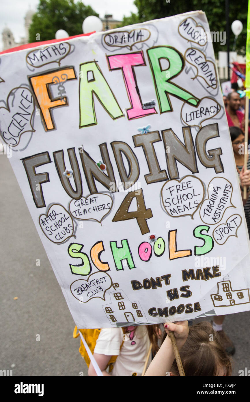 London, UK. 16. Juli 2017. Aktivisten gegen Kürzungen der Bildungsfinanzierung und ihre Familien von März bis Parliament Square als Teil des Karnevals gegen die Kürzungen Protest durch faire Finanzierung für alle Schulen organisiert. Bildnachweis: Mark Kerrison/Alamy Live-Nachrichten Stockfoto