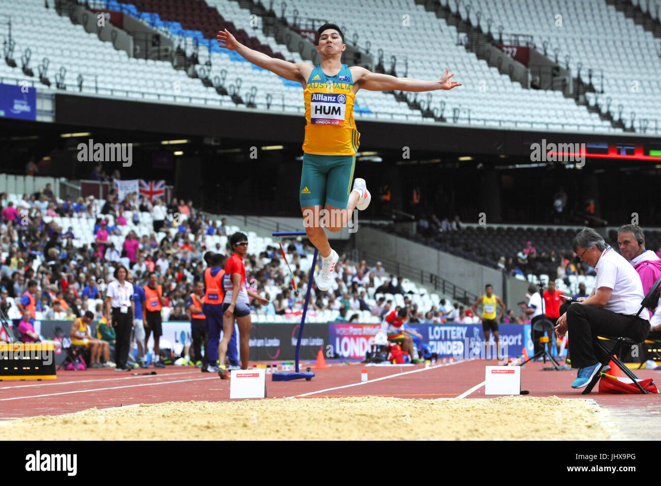 Nicholas Hum (AUS) Dehnung, wie er zieht, um in der Männer-Weitsprung T20-Wettbewerb bei der 2017 Para Leichtathletik-Weltmeisterschaft in London Stadium, Queen Elizabeth Olympic Park zu springen. Stockfoto