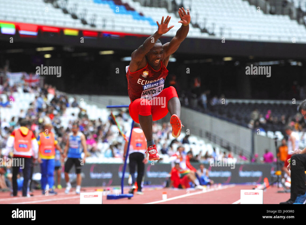 Ronny Mauricio Santos Iza (ECU) Dehnung an Land, während die Männer Weitsprung T20 bei der 2017 Para Leichtathletik-Weltmeisterschaft in London Stadium, Queen Elizabeth Olympic Park. Stockfoto