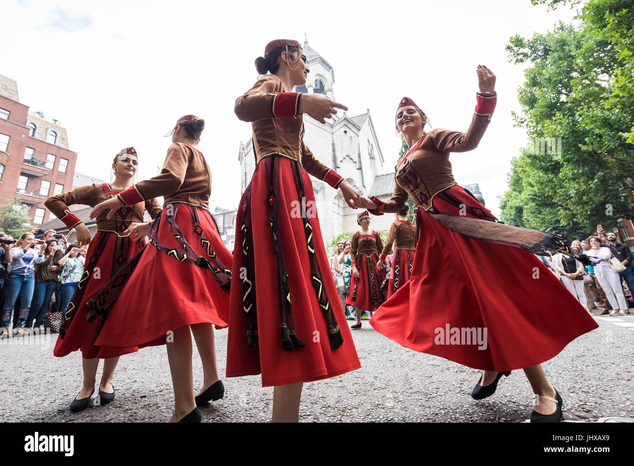 London, UK. 16. Juli 2017. Tänzer auf dem 7. armenischen Street Festival. © Guy Corbishley/Alamy Live-Nachrichten Stockfoto