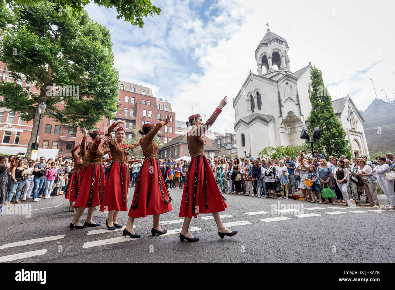 London, UK. 16. Juli 2017. Tänzer auf dem 7. armenischen Street Festival. © Guy Corbishley/Alamy Live-Nachrichten Stockfoto