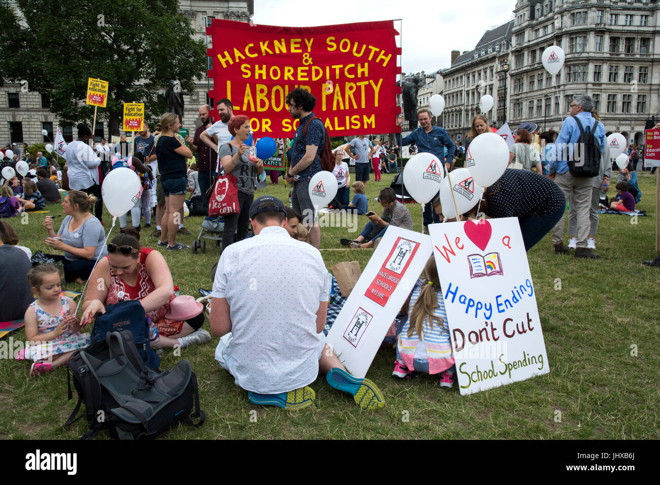 London, UK, 16. Juli 2017. Karneval gegen the Cuts von faire Finanzierung für alle Schulen organisiert. Demonstranten gegen Mittelkürzungen Schule gebildet in Westminster Gärten, marschierten entlang Whitehall, Downing Street, Parliament Square. Bildnachweis: Steve Bell/Alamy Live-Nachrichten Stockfoto