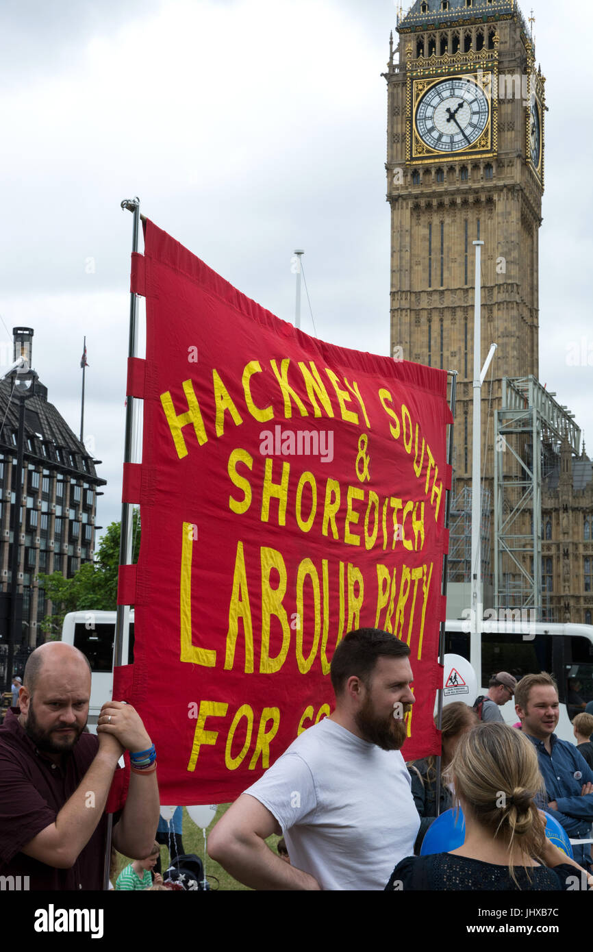 London, UK, 16. Juli 2017. Karneval gegen the Cuts von faire Finanzierung für alle Schulen organisiert. Demonstranten gegen Mittelkürzungen Schule gebildet in Westminster Gärten, marschierten entlang Whitehall, Downing Street, Parliament Square. Bildnachweis: Steve Bell/Alamy Live-Nachrichten Stockfoto