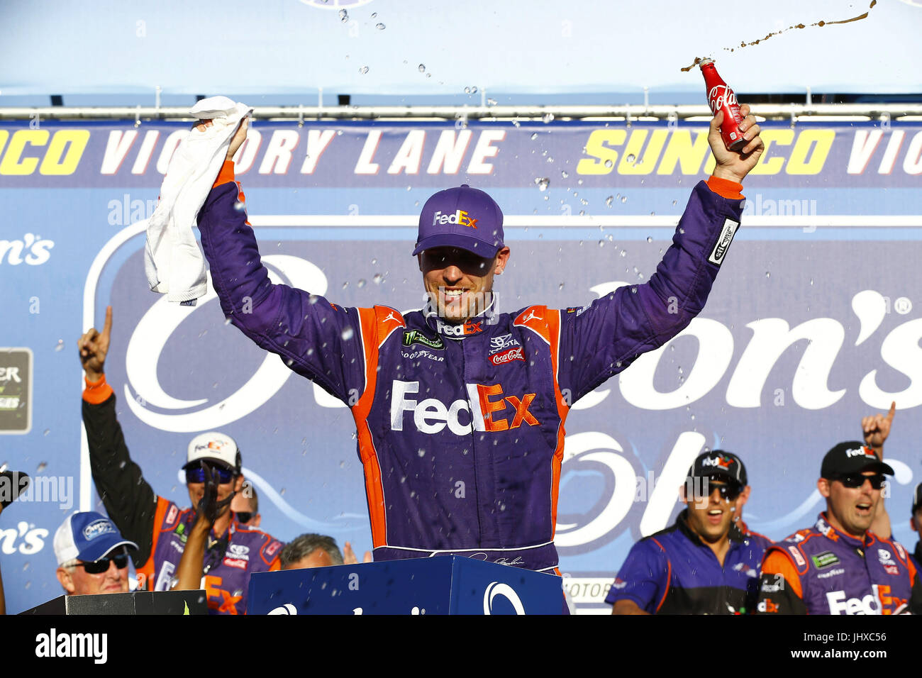 Loudon, NH, USA. 16. Juli 2017. 16. Juli 2017 - Loudon, NH, USA: Denny Hamlin (11) gewinnt die Overton 301 auf dem New Hampshire Motor Speedway in Loudon, NH. Bildnachweis: Chris Owens Asp Inc/ASP/ZUMA Draht/Alamy Live-Nachrichten Stockfoto