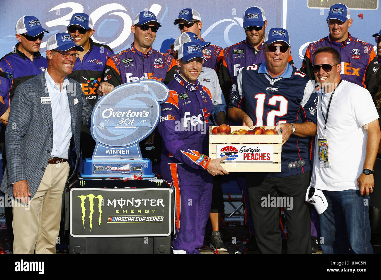 Loudon, NH, USA. 16. Juli 2017. 16. Juli 2017 - Loudon, NH, USA: Denny Hamlin (11) gewinnt die Overton 301 auf dem New Hampshire Motor Speedway in Loudon, NH. Bildnachweis: Chris Owens Asp Inc/ASP/ZUMA Draht/Alamy Live-Nachrichten Stockfoto