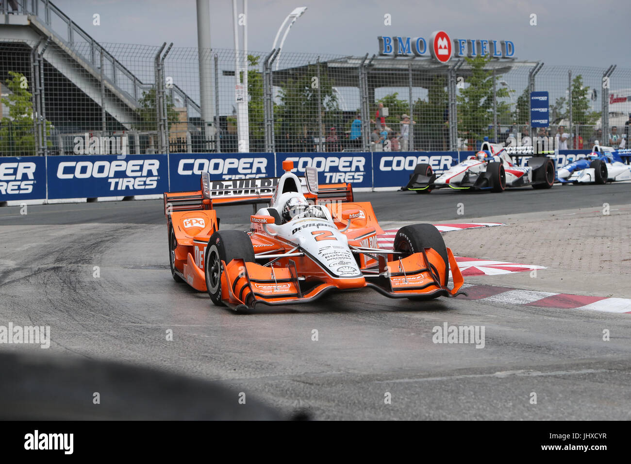 Toronto, Kanada. 16. Juli 2017. Josef Newgarden und sein helles orange Auto ging, um ihren ersten Boxenstopp in Runde 23, zur gleichen Zeit zu nehmen, was Tony Kanaan in ein Hindernis geschoben, wenn die anderen ausgespielt unter gelber Flagge Newgarden die Führung übernahm und gewann die Honda Indy in Toronto. Bildnachweis: Luke Durda/Alamy Live-Nachrichten Stockfoto Toronto, Kanada. 16. Juli 2017. Josef Newgarden und sein helles orange Auto ging, um ihren ersten Boxenstopp in Runde 23, zur gleichen Zeit zu nehmen, was Tony Kanaan in ein Hindernis geschoben, wenn die anderen ausgespielt unter gelber Flagge Newgarden die Führung übernahm und gewann die Honda Indy in Toronto. Bildnachweis: Luke Durda/Alamy Live-Nachrichten Stockfoto