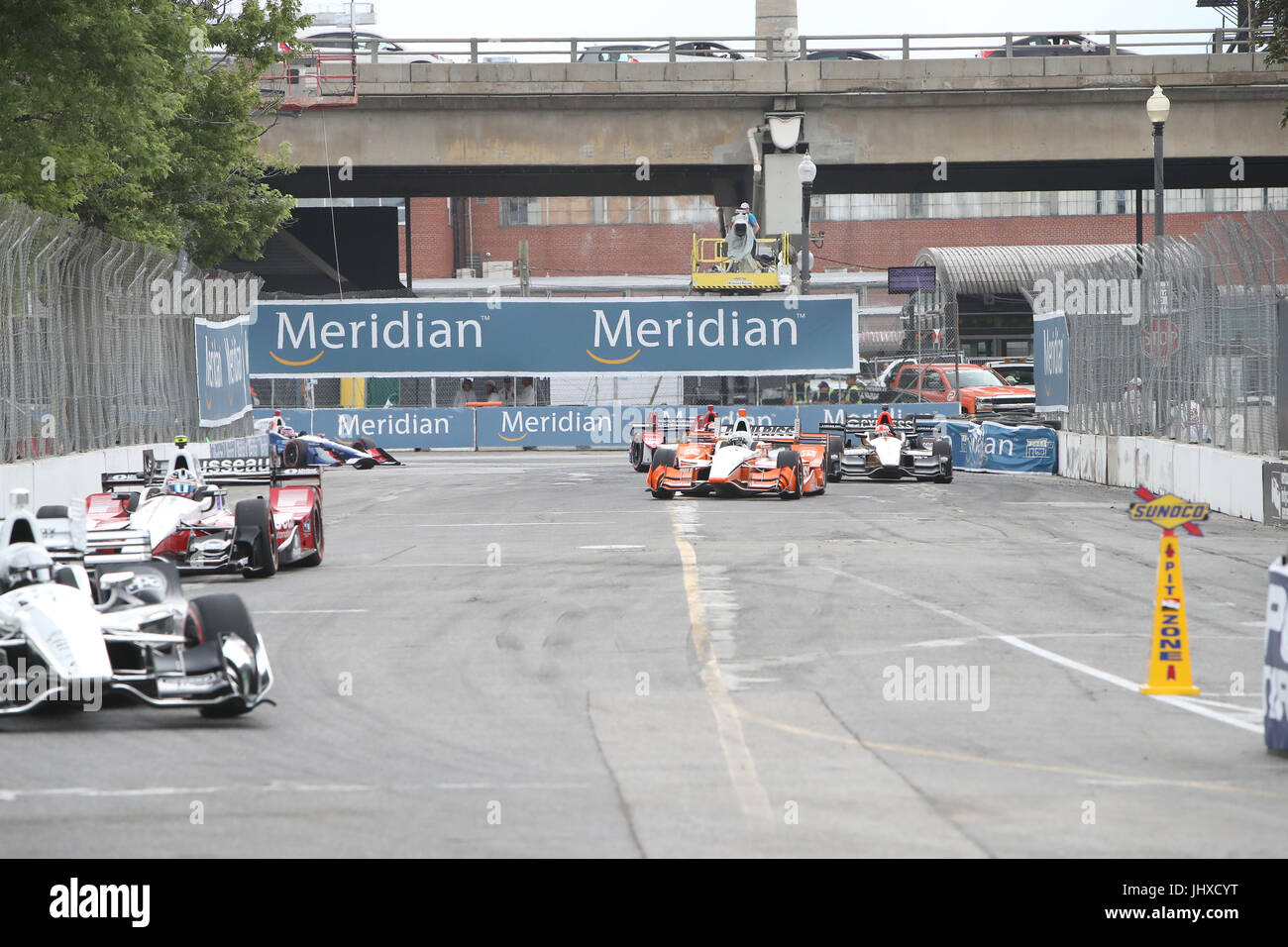 Toronto, Kanada. 16. Juli 2017. Josef Newgarden und sein helles orange Auto ging, um ihren ersten Boxenstopp in Runde 23, zur gleichen Zeit zu nehmen, was Tony Kanaan in ein Hindernis geschoben, wenn die anderen ausgespielt unter gelber Flagge Newgarden die Führung übernahm und gewann die Honda Indy in Toronto. Bildnachweis: Luke Durda/Alamy Live-Nachrichten Stockfoto Toronto, Kanada. 16. Juli 2017. Josef Newgarden und sein helles orange Auto ging, um ihren ersten Boxenstopp in Runde 23, zur gleichen Zeit zu nehmen, was Tony Kanaan in ein Hindernis geschoben, wenn die anderen ausgespielt unter gelber Flagge Newgarden die Führung übernahm und gewann die Honda Indy in Toronto. Bildnachweis: Luke Durda/Alamy Live-Nachrichten Stockfoto