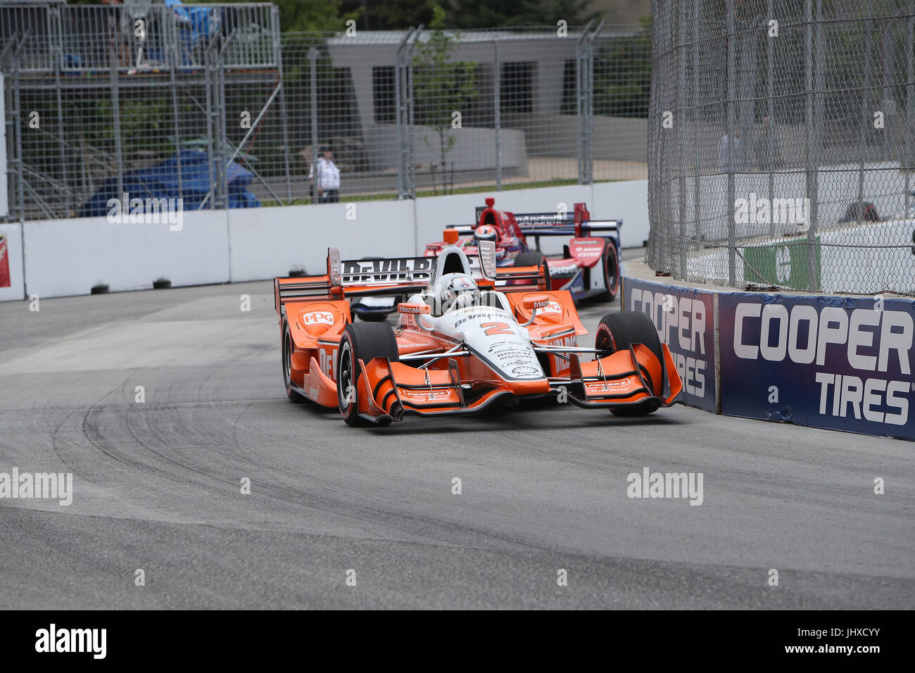 Toronto, Kanada. 16. Juli 2017. Josef Newgarden und sein helles orange Auto ging, um ihren ersten Boxenstopp in Runde 23, zur gleichen Zeit zu nehmen, was Tony Kanaan in ein Hindernis geschoben, wenn die anderen ausgespielt unter gelber Flagge Newgarden die Führung übernahm und gewann die Honda Indy in Toronto. Bildnachweis: Luke Durda/Alamy Live-Nachrichten Stockfoto Toronto, Kanada. 16. Juli 2017. Josef Newgarden und sein helles orange Auto ging, um ihren ersten Boxenstopp in Runde 23, zur gleichen Zeit zu nehmen, was Tony Kanaan in ein Hindernis geschoben, wenn die anderen ausgespielt unter gelber Flagge Newgarden die Führung übernahm und gewann die Honda Indy in Toronto. Bildnachweis: Luke Durda/Alamy Live-Nachrichten Stockfoto