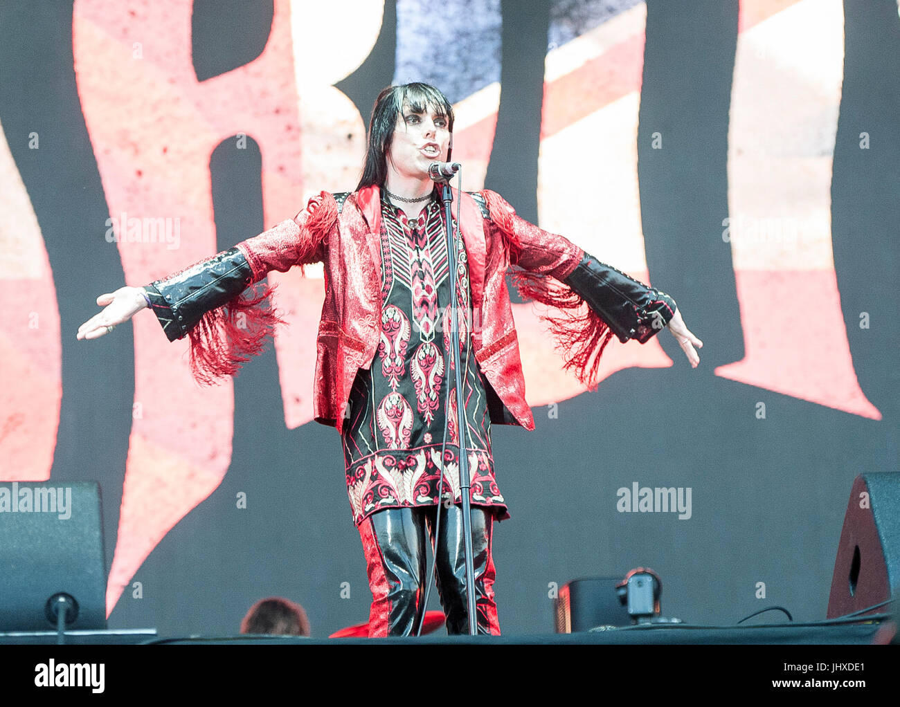 13. Juli 2017 - Québec; CAN - Sänger LUKE SPILLER der Band, die the Struts live als Teil der 2017 Festival D'ete De Quebec ausführt, die in Quebec City, Kanada stattfand.  Das zehntägige Festival lockt Tausende von Fans, um eine Vielzahl von Künstler auf acht verschiedenen Bühnen zu sehen. Copyright 2017 Jason Moore. (Bild Kredit: © Jason Moore über ZUMA Draht) Stockfoto