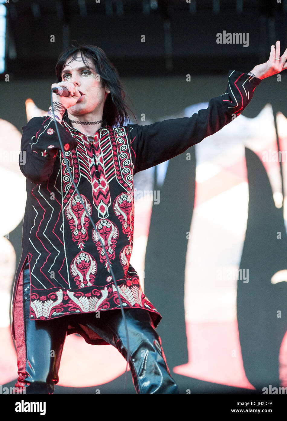 13. Juli 2017 - Québec; CAN - Sänger LUKE SPILLER der Band, die the Struts live als Teil der 2017 Festival D'ete De Quebec ausführt, die in Quebec City, Kanada stattfand.  Das zehntägige Festival lockt Tausende von Fans, um eine Vielzahl von Künstler auf acht verschiedenen Bühnen zu sehen. Copyright 2017 Jason Moore. (Bild Kredit: © Jason Moore über ZUMA Draht) Stockfoto