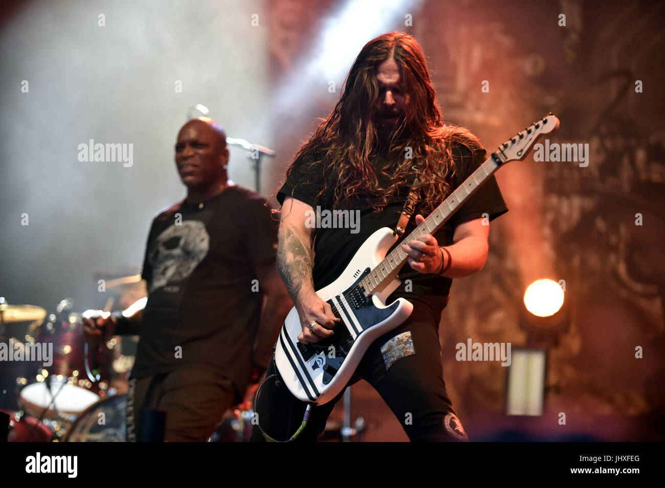 Vizovice, Tschechische Republik. 14. Juli 2017. Musiacians L-R DERRICK GREEN und ANDREAS KISSER der brasilianischen Musikband Sepultura führen beim Festival der Masters of Rock in Vizovice, Tschechische Republik, am 14. Juli 2017. Bildnachweis: Dalibor Gluck/CTK Foto/Alamy Live-Nachrichten Stockfoto