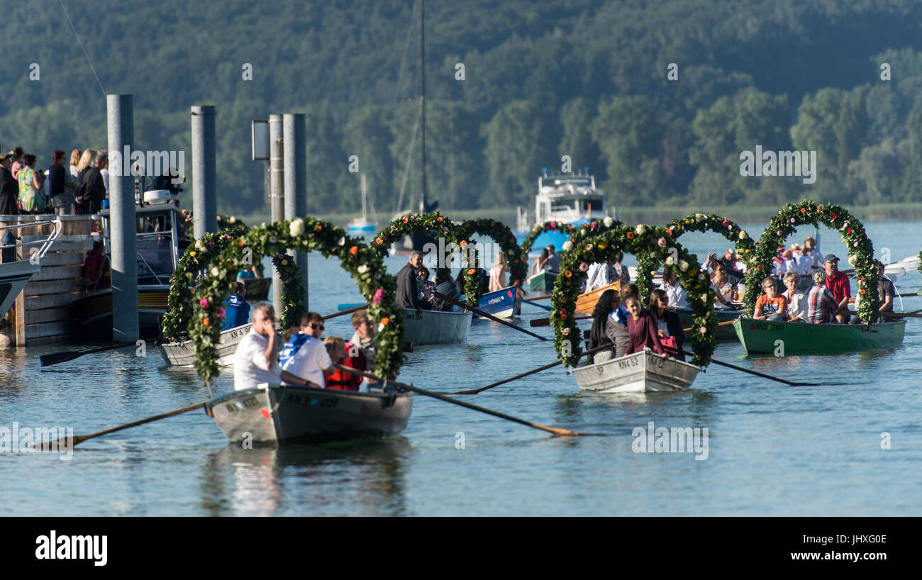 Dpatop - Boote geschmückt mit Blumenkränzen teilnehmen an der Mooser-Wasser-Prozession am Hafen von Radolfzell am Bodensee-See, Deutschland, 17. Juli 2017. Die Prozession fand zum ersten Mal im Jahre 1926 auf dem Wasser statt. Die Tradition stammt aus dem 18. Jahrhundert: im Jahre 1796 wurden die Bürger der Elch eine Rinderpest erspart. In Dankbarkeit die jährliche Prozession gegründet und seitdem jeden dritten Montag im Juli statt. Foto: Patrick Seeger/dpa Stockfoto