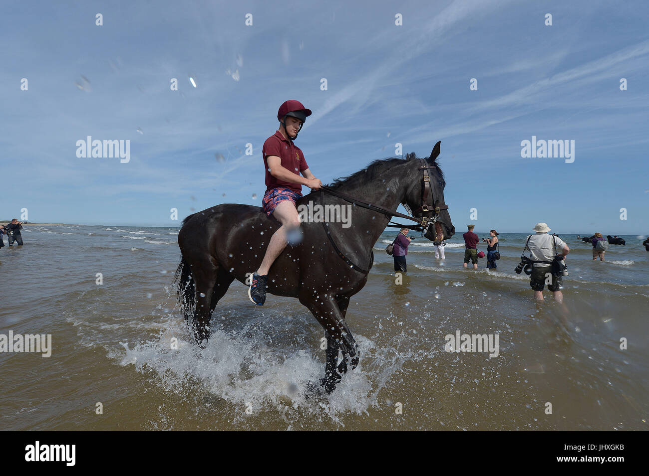 Holkham Beach, Norfolk, Großbritannien. 17. Juli 2017. Montiert-Kavallerieregiment Haushalt nehmen Teil in Training und Entspannung auf Holkham Beach in Norfolk, England als Teil ihrer jährlichen Sommerlager, wo Pferde und Reiter von zeremoniellen Pflichten in London bekommen.     Nach der Einnahme von Park in Trooping die Farbe und die Queens Birthday Parade am Mittwoch, 12. Juli, erwies sich das Regiment montiert für seine letzte Parade der Saison zu begleiten ihre Majestät die Königin zusammen mit König Felipe und Königin Letizia von Spanien. Bildnachweis: MARTIN DALTON/Alamy Live-Nachrichten Stockfoto