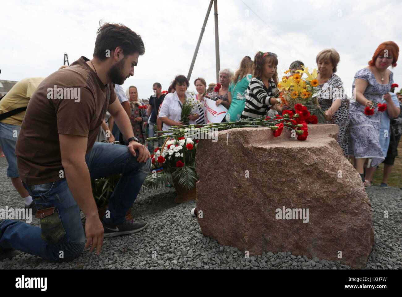 Region Donezk Ukraine 17 Juli 2017 Menschen Legen Blumen Am Denkmal Fur Die Opfer Der Malaysia Airlines Flug Mh17 Crash In Dem Dorf Grabowo Malaysia Airlines Flug Mh17 Von Amsterdam Nach Kuala