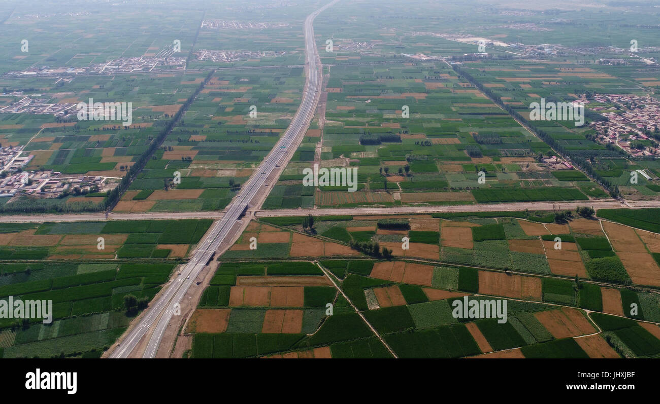 Hohhot. 14. Juli 2017. Das Foto, aufgenommen am 14. Juli 2017 zeigt einen Ausschnitt einer Autobahn zwischen Peking und Nordwesten Chinas Xinjiang Uygur Autonome Region, in Bayan Nur Stadt, Nord-China autonomen Region Innere Mongolei. Die Gesamtlänge der Autobahnen in der Inneren Mongolei hat bisher 6.000 Kilometer erreicht. Bildnachweis: Deng Hua/Xinhua/Alamy Live-Nachrichten Stockfoto