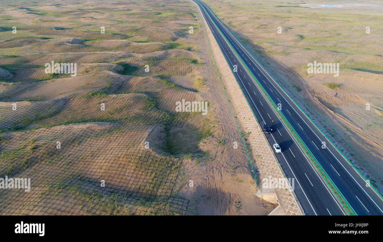 Hohhot. 14. Juli 2017. Das Foto, aufgenommen am 14. Juli 2017 zeigt Fahrzeuge auf einem Abschnitt der Autobahn zwischen Peking und Nordwesten Chinas Xinjiang Uygur Autonome Region in Bayan Nur Stadt, Nord-China autonomen Region Innere Mongolei. Die Gesamtlänge der Autobahnen in der Inneren Mongolei hat bisher 6.000 Kilometer erreicht. Bildnachweis: Deng Hua/Xinhua/Alamy Live-Nachrichten Stockfoto