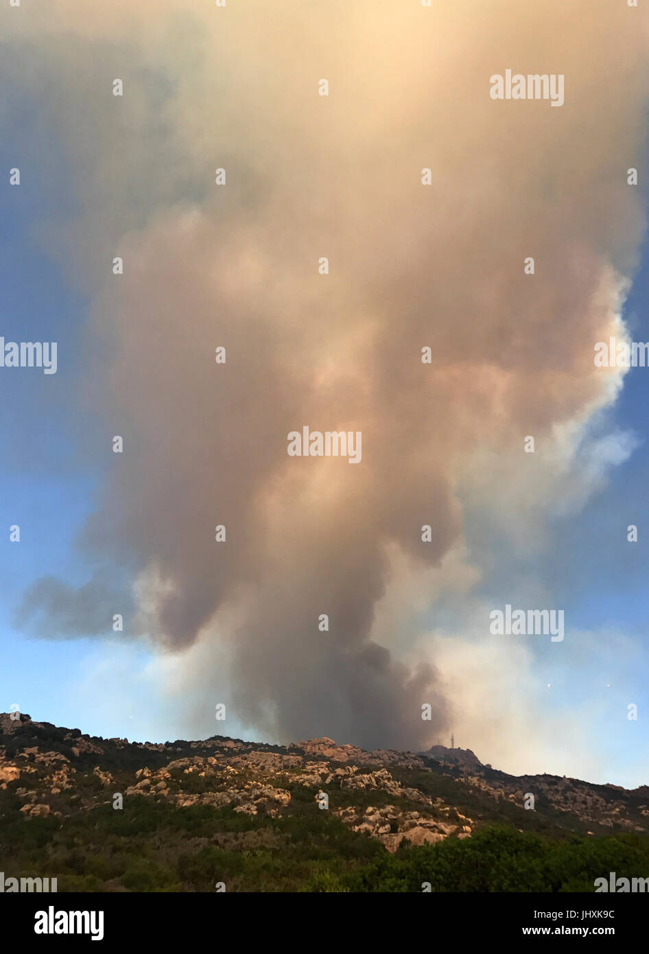 Korsika, Frankreich. 17. Juli 2017. Rauchwolken aus einem Wald Feuer, wenige Kilometer nordwestlich der Stadt Hafen von Bonifacio auf Korsika, Frankreich, 17. Juli 2017. Foto: Thomas Frey/Dpa/Alamy Live News Stockfoto