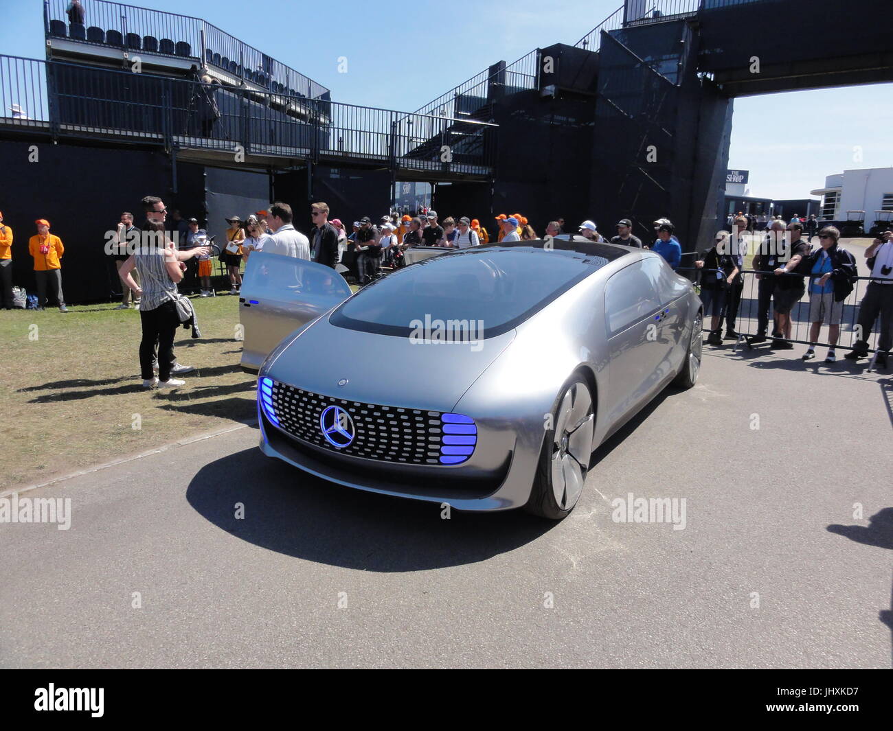 Southport, England. 17. Juli 2017. Henrick Stenson (fahren Mercedes Concept Car F1-05) kehrt der Open Trophy (The Ol Claret Jug) der Secretary of The Royal and Ancient Golf Club - Martin schlummert während Montag Praxis auf dem 146. Open Golf Championship in Royal Birkdale Golf Club Credit: Motofoto/Alamy Live News Stockfoto