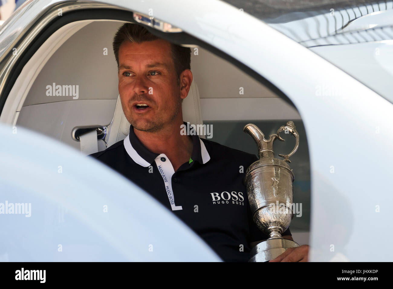 Southport, England. 17. Juli 2017. Henrick Stenson (fahren Mercedes Concept Car F1-05) kehrt der Open Trophy (The Ol Claret Jug) der Secretary of The Royal and Ancient Golf Club - Martin schlummert während Montag Praxis auf dem 146. Open Golf Championship in Royal Birkdale Golf Club Credit: Motofoto/Alamy Live News Stockfoto