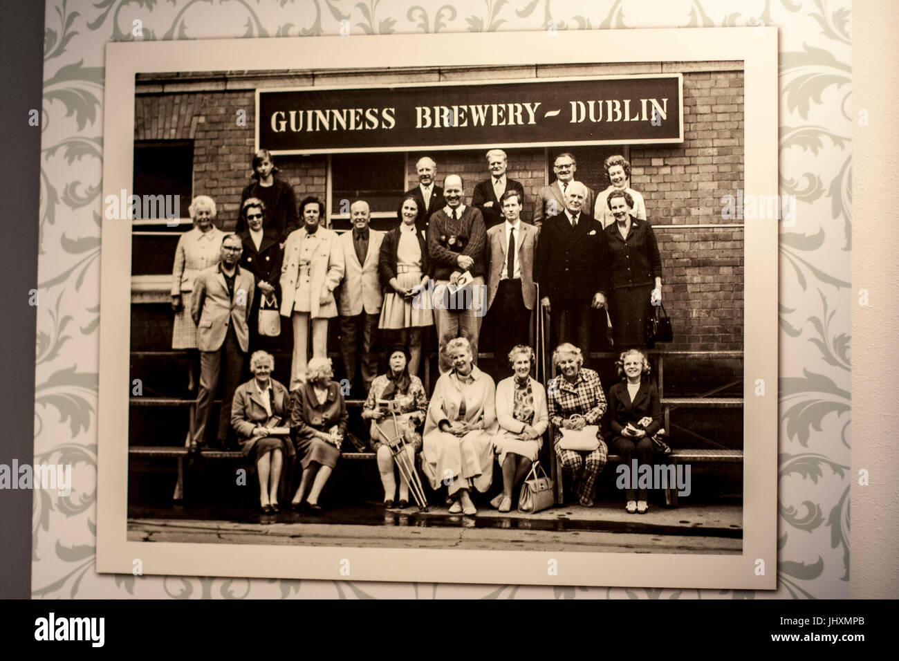 Schwarz-weiss oder Sepia Foto von einer Gruppe von Männern und Frauen außerhalb Gunness Brauerei, Dublin, in den 1920er oder 1930er Jahre Stockfoto