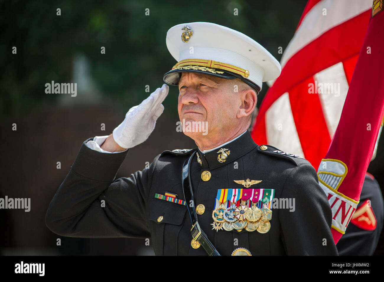 US Marine Corps Aviation stellvertretender Kommandant Jon Davis macht einen Gruß während seiner Pensionierung Zeremonie an die Marine Barracks Washington 10. Juli 2017 in Washington, DC. Stockfoto