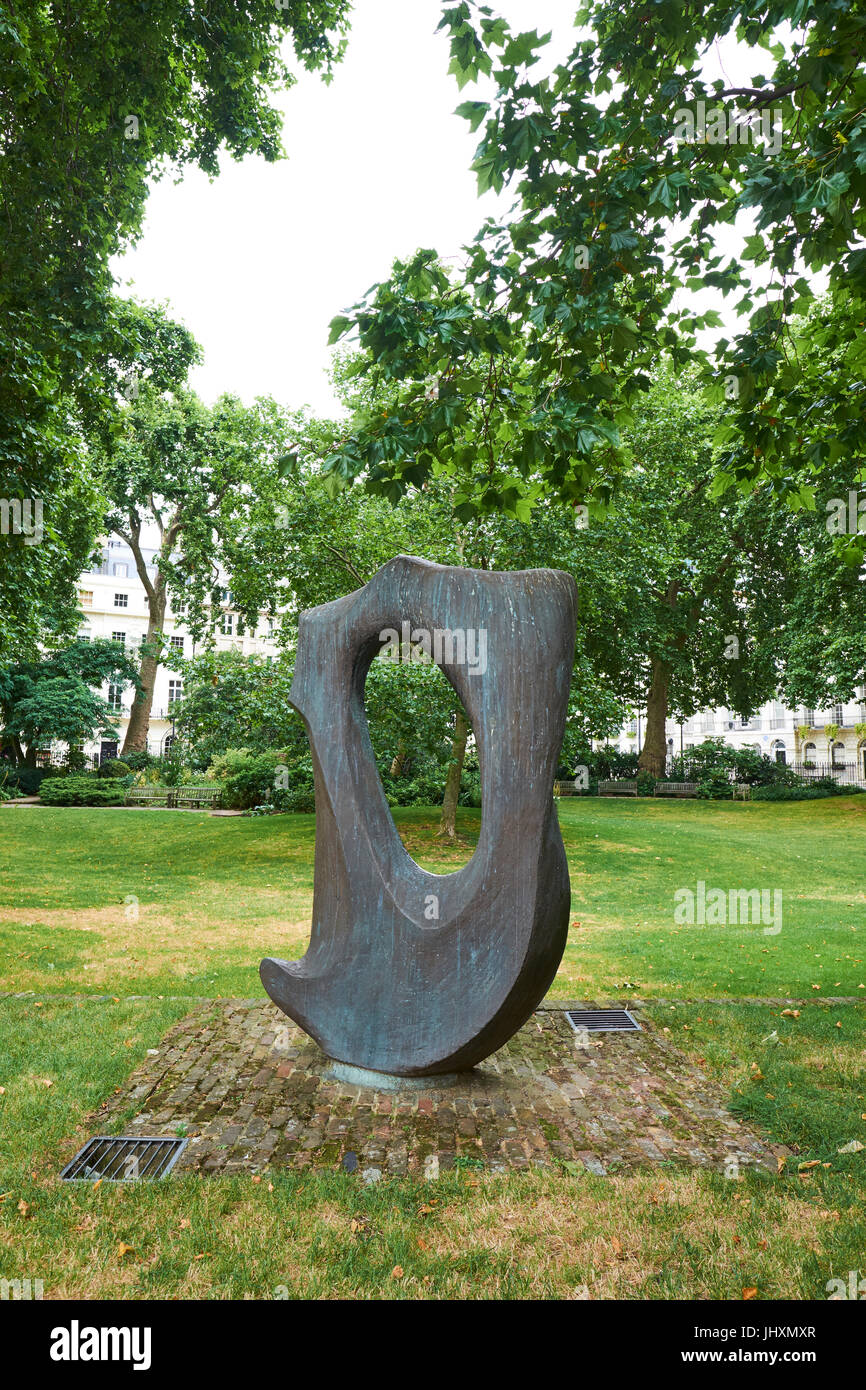 Die Ansicht A-Skulptur von Naomi Blake, Fitzory Square Garden, London, UK Stockfoto